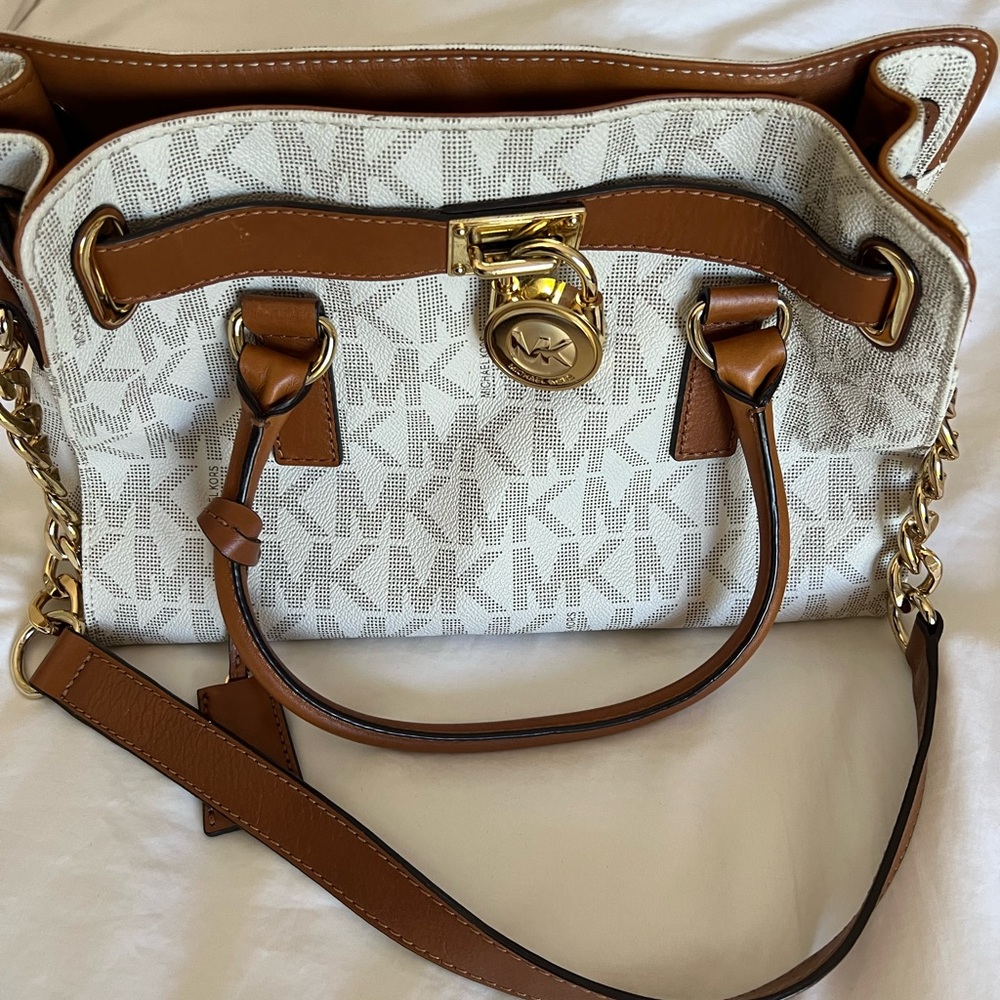 Great combination of off white and brown. Amazing condition